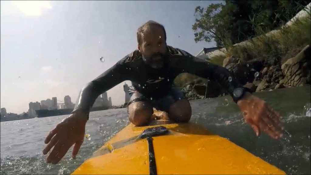 Rogerio Mello remando de paddleboard