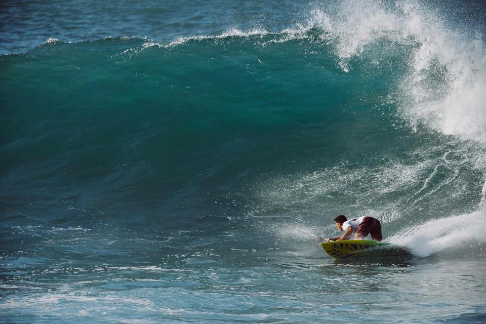 O SUP surfista Poenaiki Raioha surfa uma onda grande para a direita