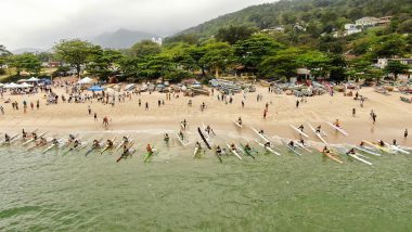 canoas havaianas alinhadas na praia de Niterói