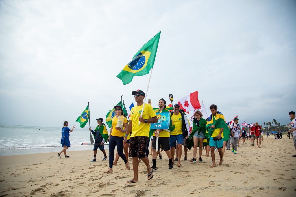 Delegação brasileira desfila durante a abertura do Mundial da ISA em 2018