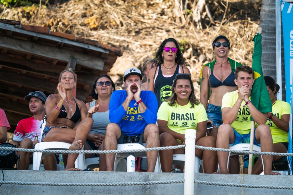Equipe brasileira torcendo no mundial de sup e paddleboard da ISA