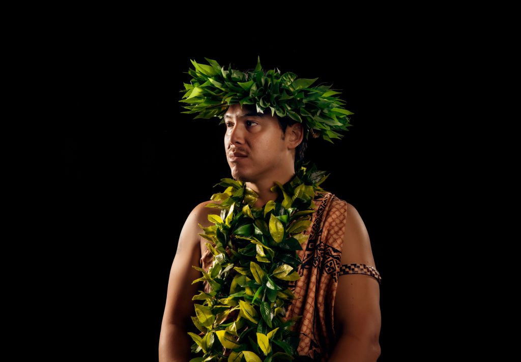 homem usando colar havaiano