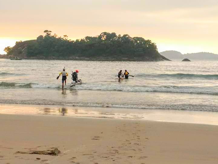 remadores em praia da Ilha Grande (RJ)