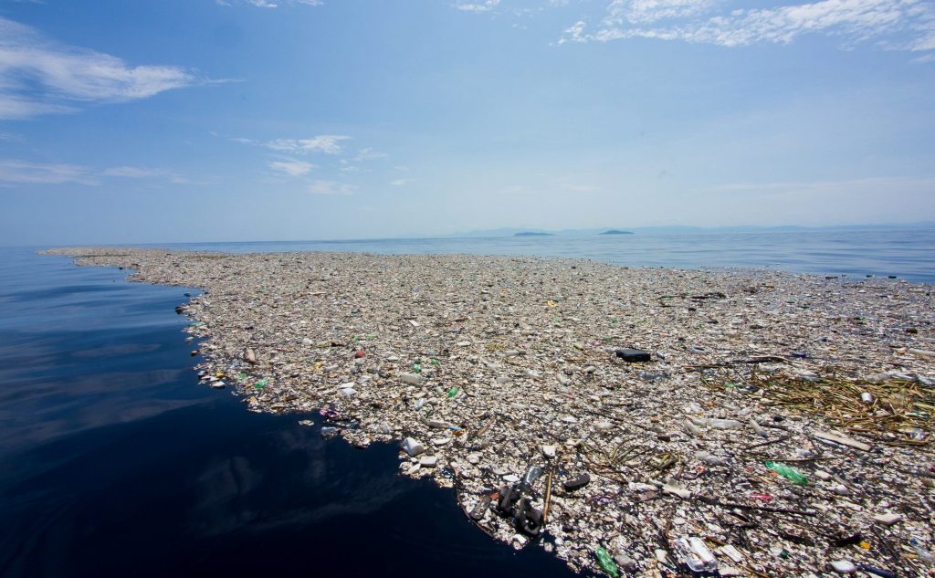Ilha de lixo plástico no oceano