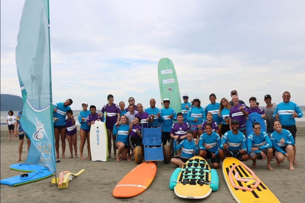 Escola de surf adaptado em Santos