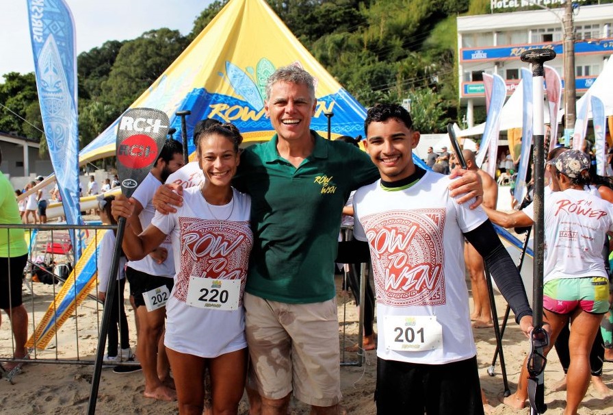 Mauricio Boabaid entre Jessika "Moah" e Gui Cunha, vencedores da prova Técnica de SUP em 2019