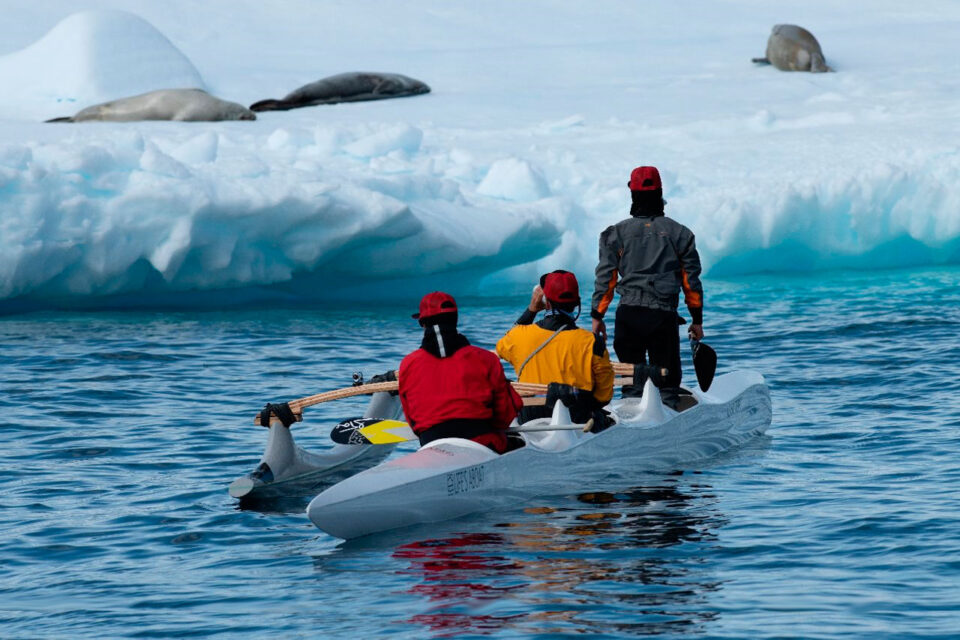 Remadores de canoa polinésia na Antártica