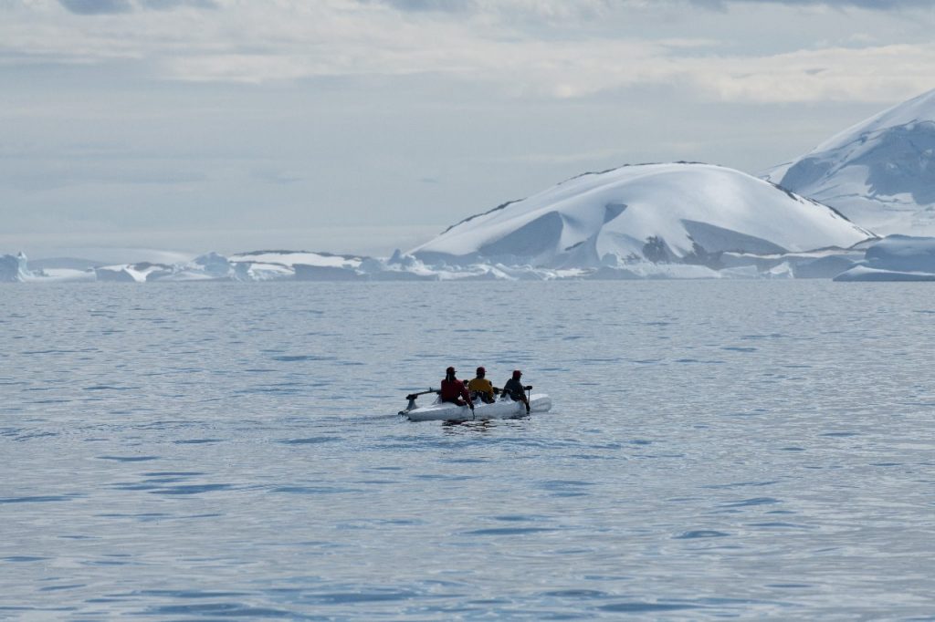 Manu Tere, a V3 da Life's a Boat, conduz os remadores pela imensidão branca antártica.
