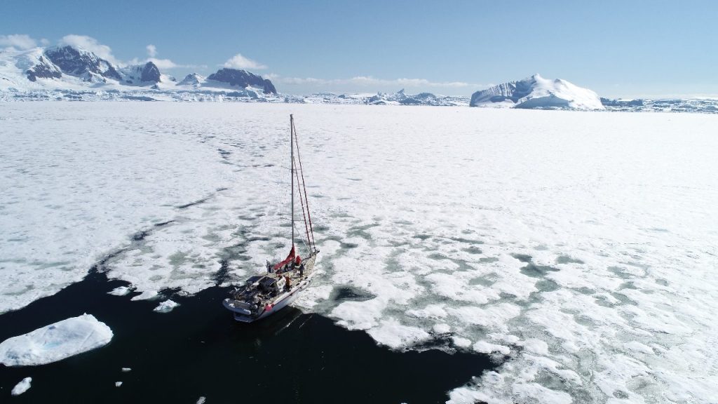 Veleiro Kotik navegando pela Antártica