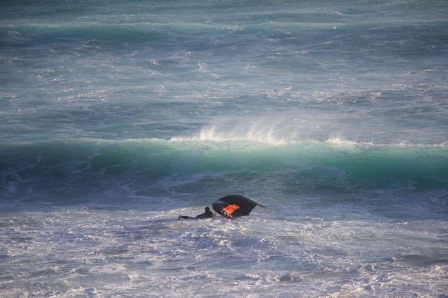 Julien Bouyer tomando um caldo de Wing Surfe