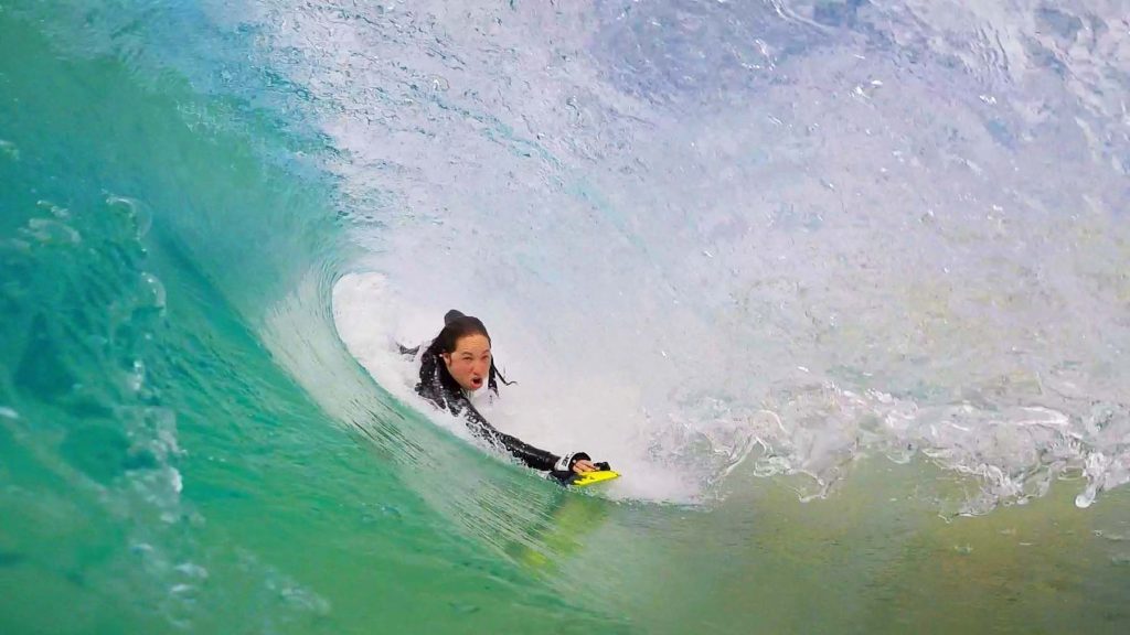 Korie Andrew entubando de bodysurf, handsurf