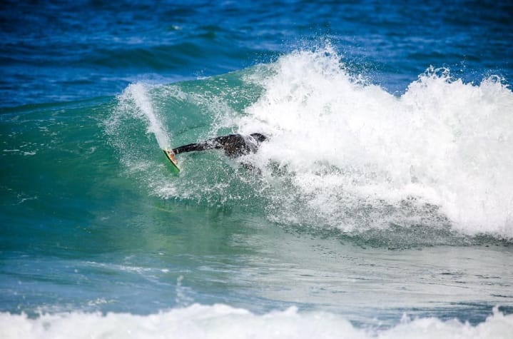 Nílton Luis “Tainha” surfando de bodysurf handsurf