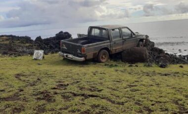 caminhonete desgovernada destroi moai na Ilha de Páscoa