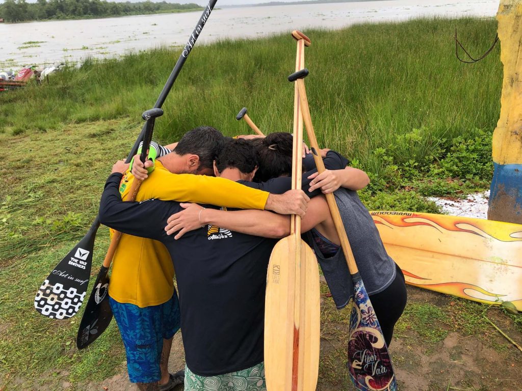 Equipe abraçada e concentrada para encarar o desafio de surfar o rio de canoa havaiana