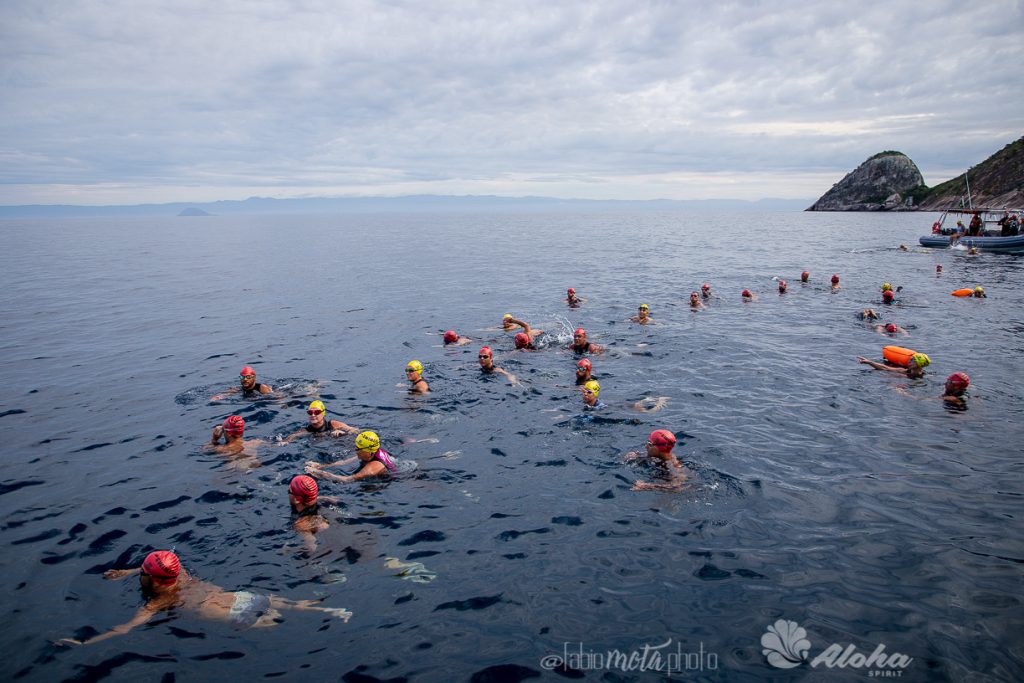 Nadadores alinhados para a largada da Alcatrazes Swim 3.8 K