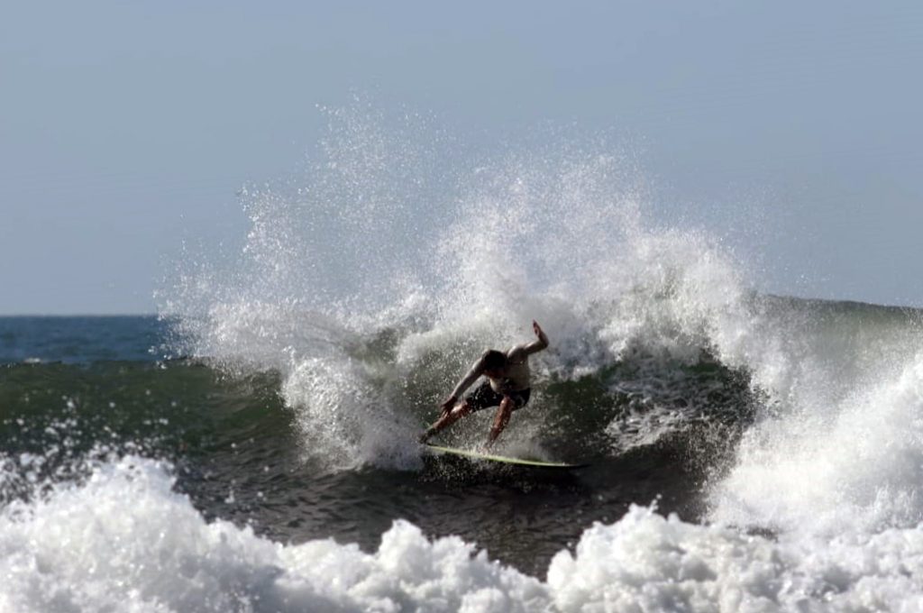 Surfista preso em El Salvador