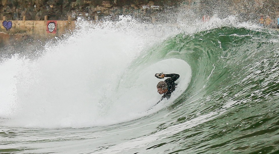 Surfe de peito, o esporte que faz do corpo uma prancha