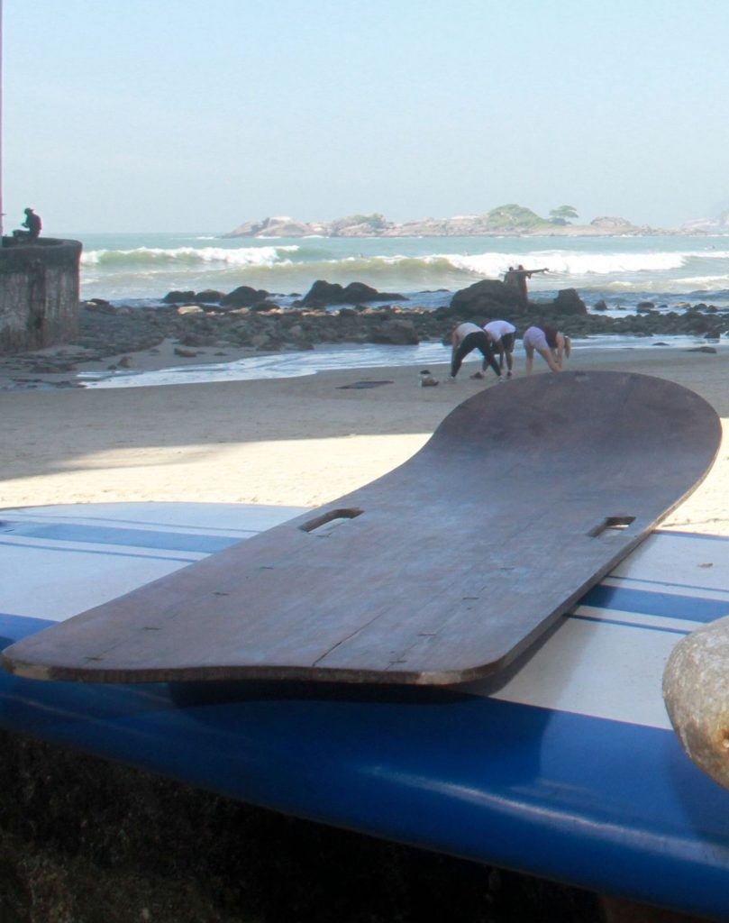 A antiga prancha de madeira usada nos primórdios do bodysurf no Rio de Janeiro.