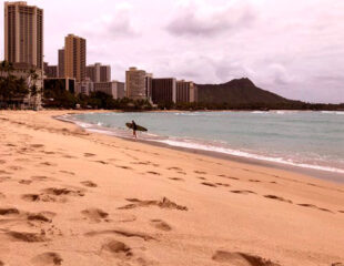 As areias de Waikiki, outrora tomadas por turistas, estão vazias. Surfe, natação e remada individual seguem liderados, desde que seguidas as normas do distanciamento social.