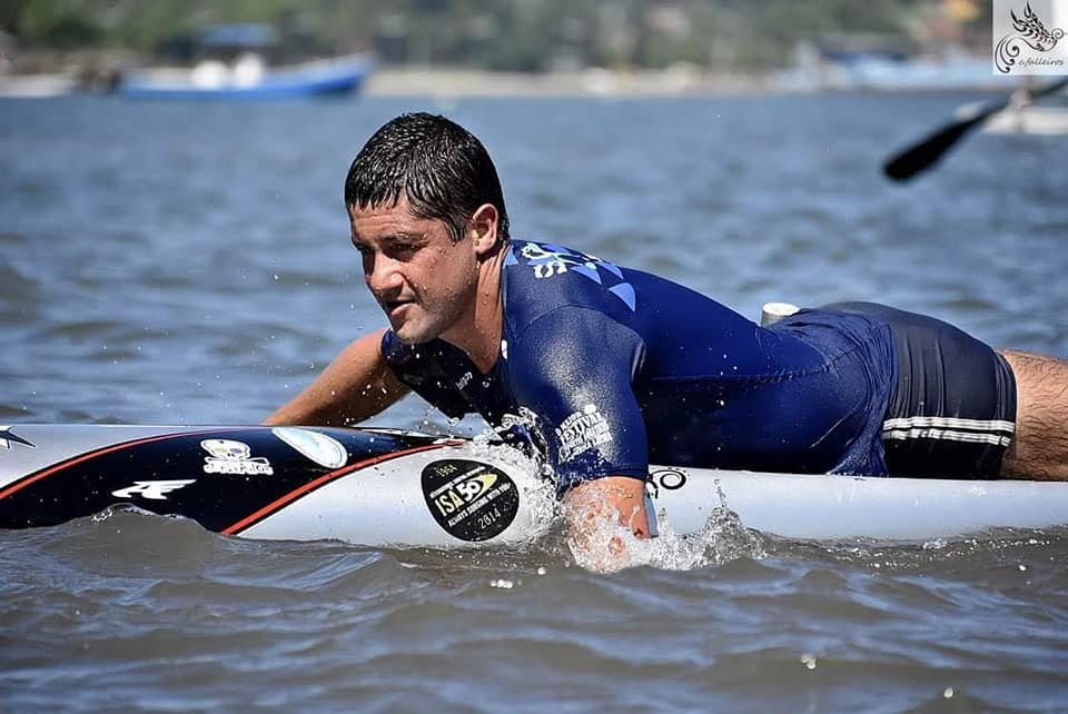 Felipe Barone remando de paddleboard