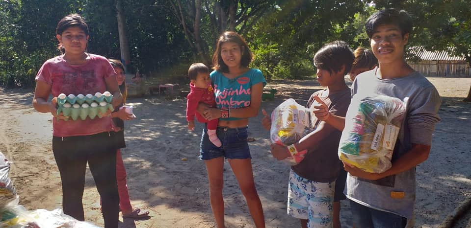 Tribo de índios recebe ajuda em Santos