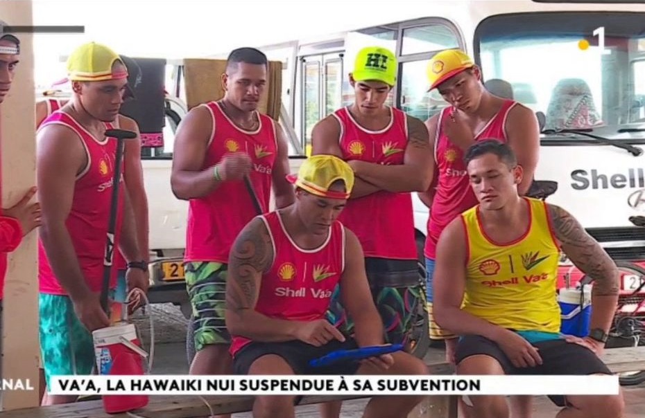 Remadores da Shell Va'a acompanhando as notícias sobre a hawaiki nui