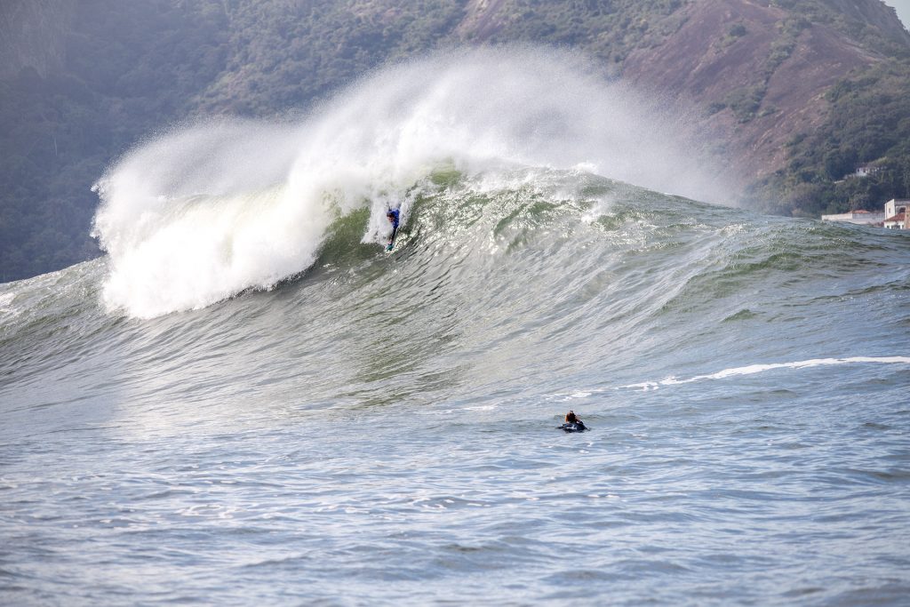 Fabio Eller Russo mostra a força do bodysurf dropando onda grande