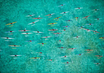 Canos polinésias V1 competindo em águas azuis no Taiti.