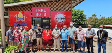 Dirigentes da Federação Taitiana de Va’a reúnem-se em frente à sede da entidade