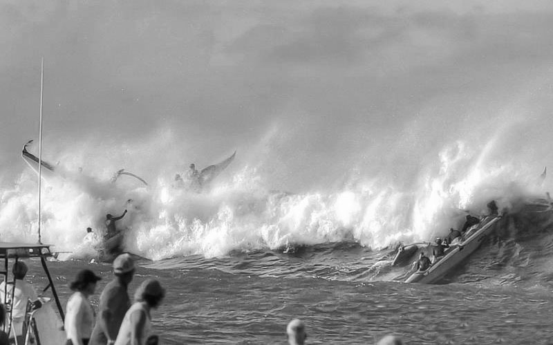 Canoa havaiana polinésia enfrentando fortes ondas no mar