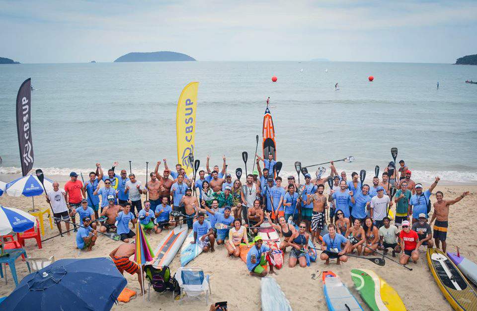 Remadores do campeonato brasileiro de SUP em praia de Florianópolis