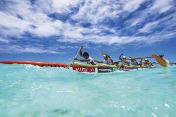 Equipe de canoa havaiana polinésia rema em competição no Taiti