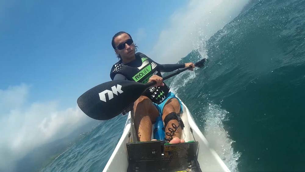 Carlos Díaz remando de surfski