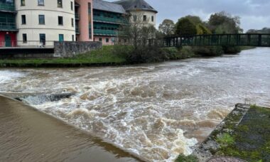 remadores de SUP morrem após acidente em rio do País de Gales