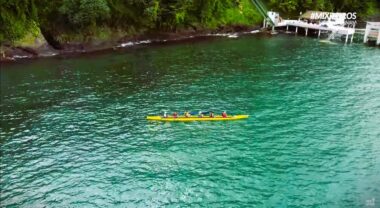 remada de canoa havaiana na baía de todos os santos
