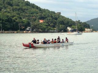 crianças canoa polinesia
