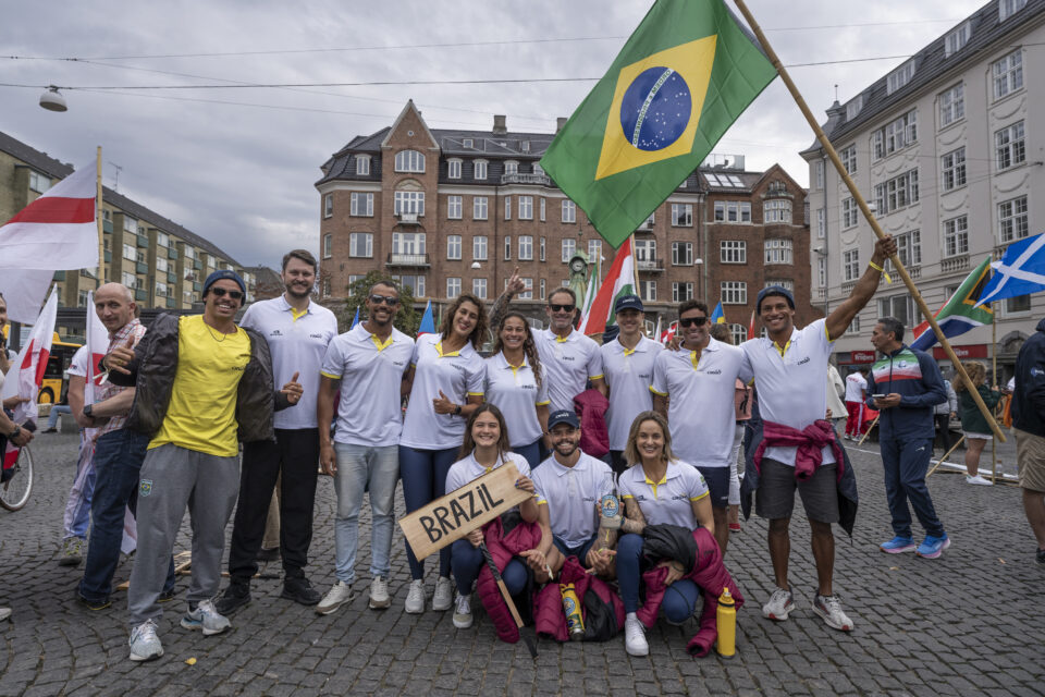 O ISA World SUP & Paddleboard Championship 2024 teve sua abertura oficial com o desfile das delegações nacionais nas ruas de Copenhague