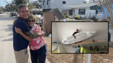 Marty Thomas, morador local, usou sua prancha de stand up paddle para resgatar cerca de uma dúzia de vizinhos e seus animais de estimação