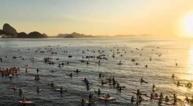 "Congestionamento" de stand up paddles vira atração no mar cristalino de Copacabana