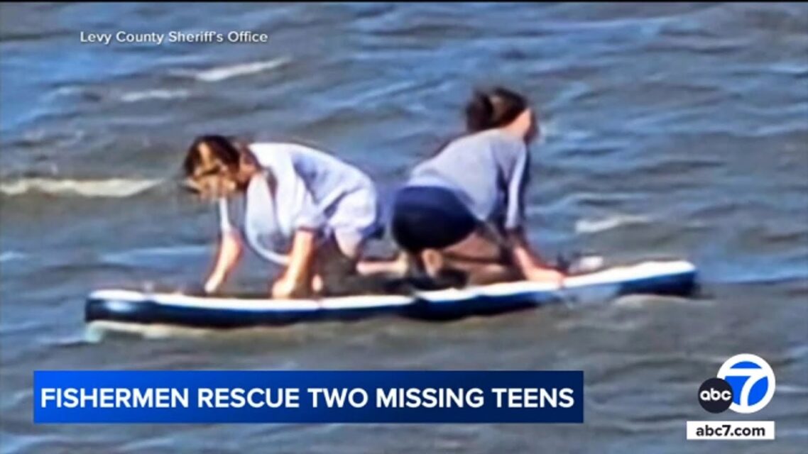 Adolescentes no mar stand up paddle