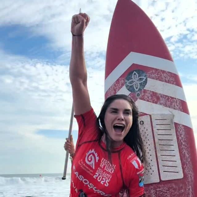 Vania Torres vibra após vitória na prova de SUP Surf. Foto: PASA GAmes 2025