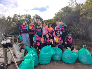 Remadoras promovem ação ambiental na Lagoa dos Patos